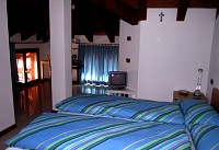 la chambre Quercia: une chambre double avec grand lit et TV, salle-de-bain avec douche